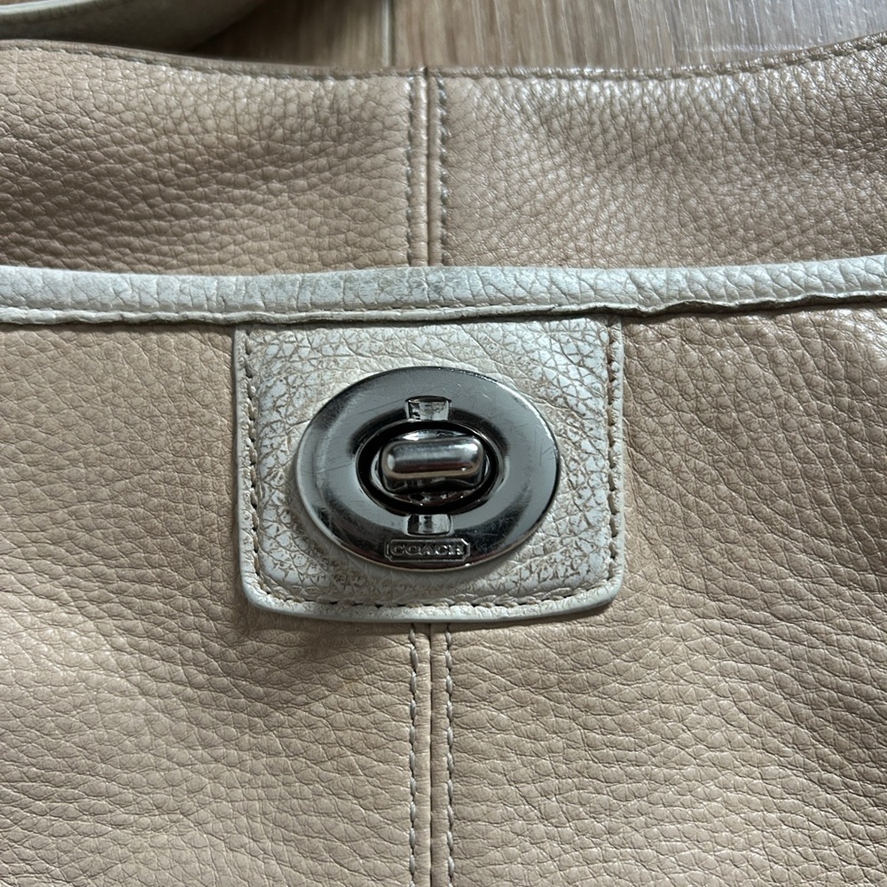 Coach Penelope Pebbled Leather Hippie F19265 Crossbody Shoulder bag Beige/White - Picture 2 of 7